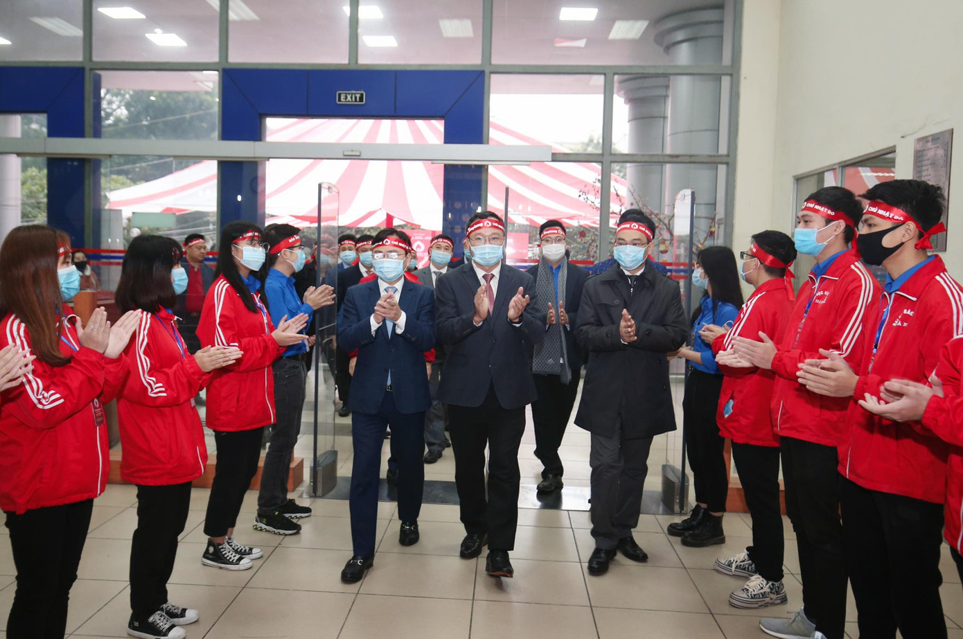 Giọt máu ấm giữa ngày đông lạnh ảnh 64