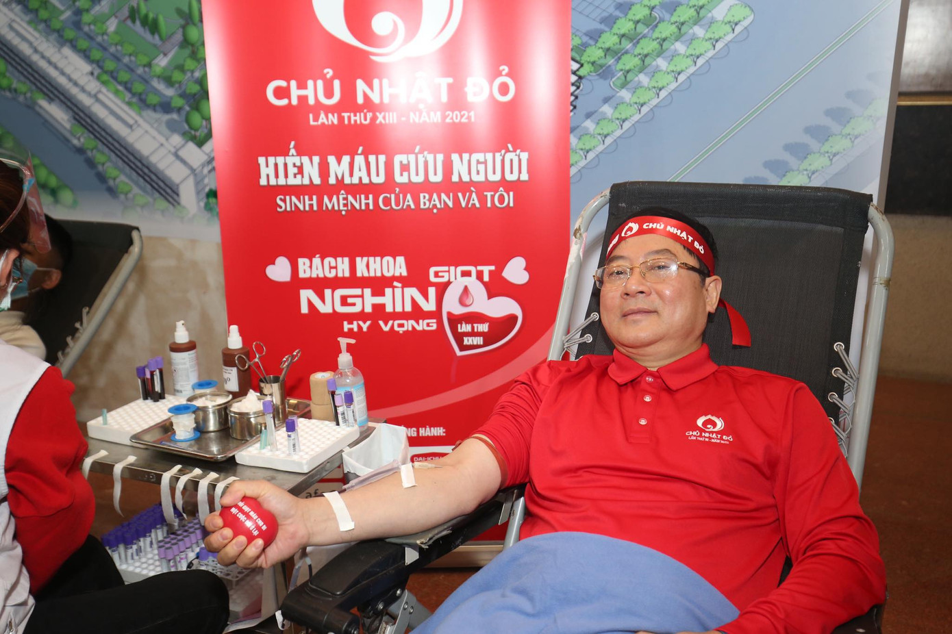 Giọt máu ấm giữa ngày đông lạnh ảnh 3