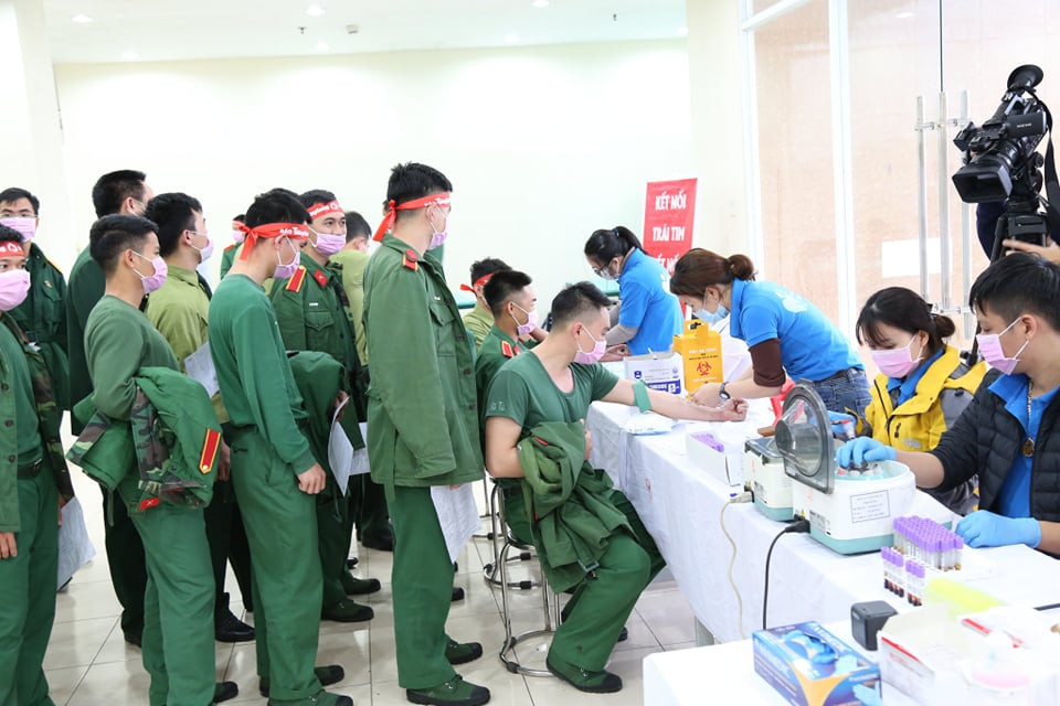 Giọt máu ấm giữa ngày đông lạnh ảnh 113