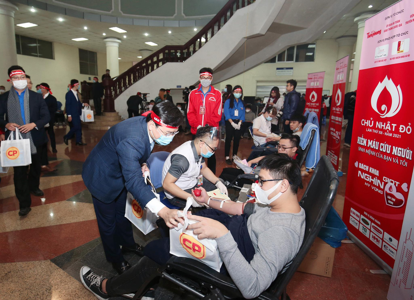 Giọt máu ấm giữa ngày đông lạnh ảnh 65