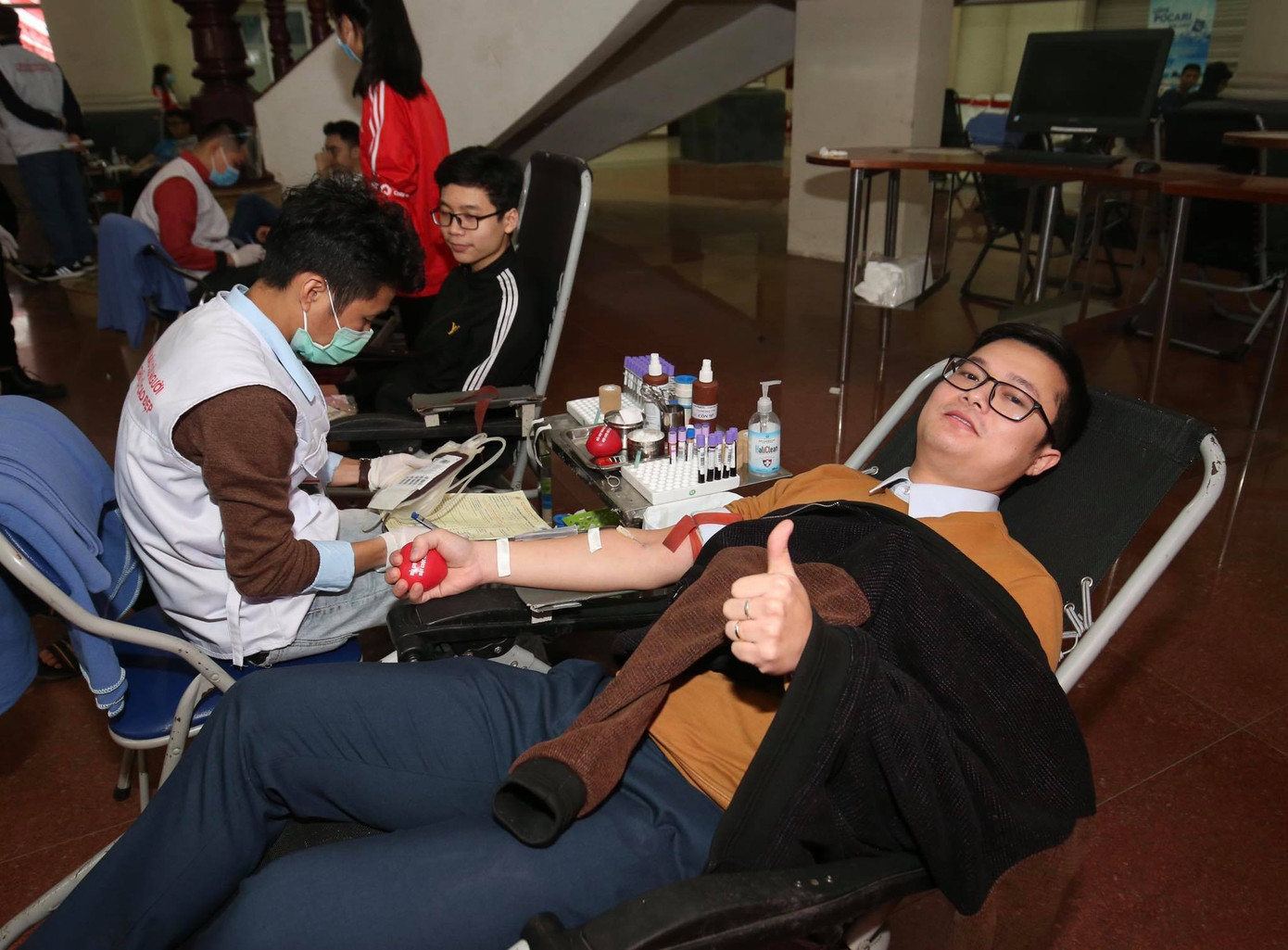 Giọt máu ấm giữa ngày đông lạnh ảnh 5