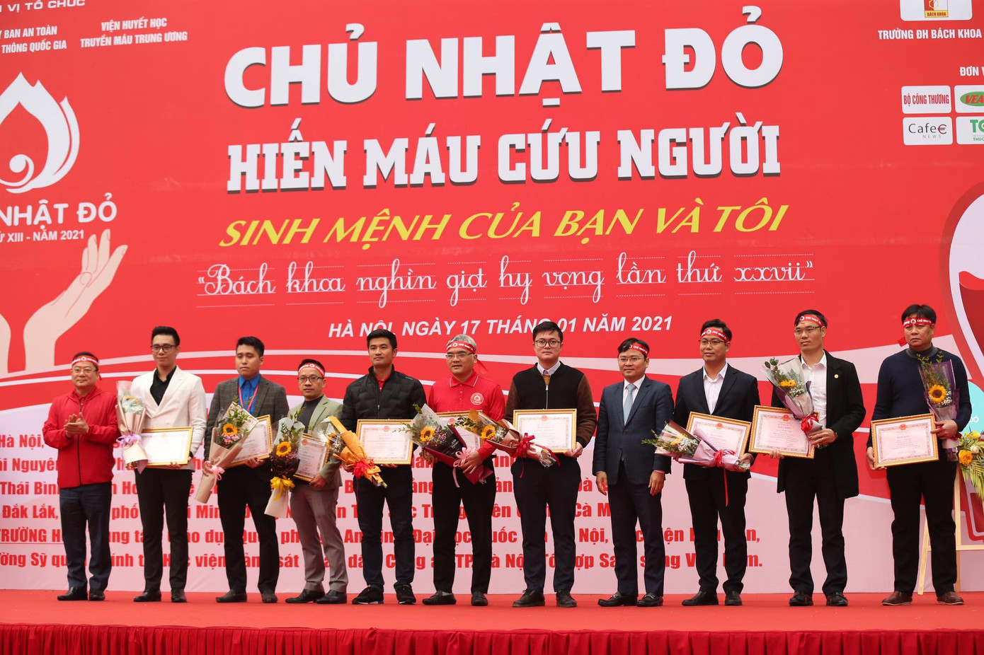 Giọt máu ấm giữa ngày đông lạnh ảnh 24