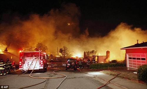 Đám cháy ngút trời từ vụ nổ khí gas lan khắp khu ngoại ô San Bruno của San Francisco - Ảnh: AP