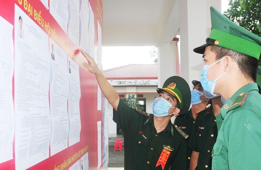 Cán bộ, chiến sĩ ở Bình Phước tham gia đi bầu cử