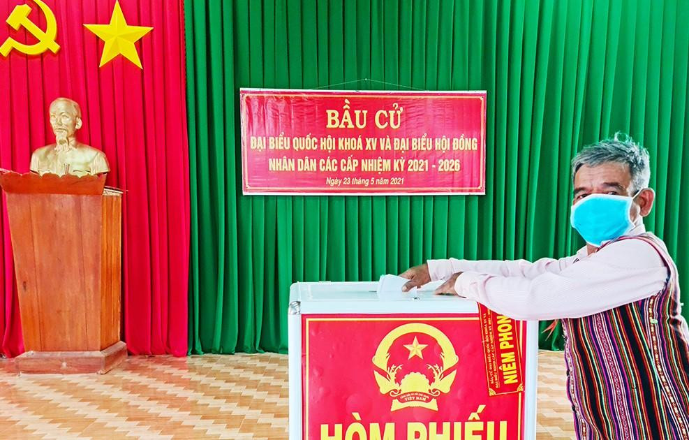 Già làng Điểu Rét bỏ phiếu tại điểm bầu cử ấp Bù Tam, xã Hưng Phước, huyện Bù Đốp