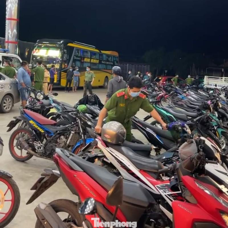 Hàng chục chiếc xe máy bị tạm giữ