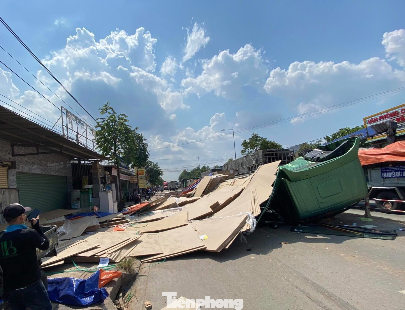 Cabin xe bị đè bẹp sau tai nạn