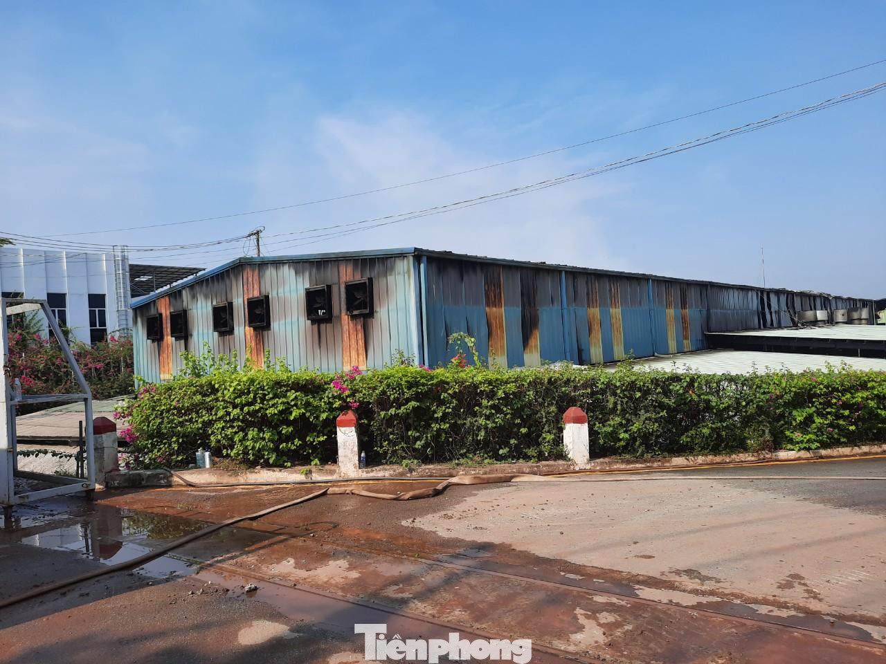 Đến sáng nay, lực lượng chức năng vẫn đang có mặt tại hiện trường vụ cháy Đến sáng nay, lực lượng chức năng vẫn đang có mặt tại hiện trường vụ cháy