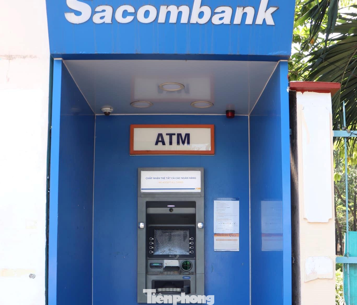 Trụ ATM của ngân hàng Sacombank bị đập phá Trụ ATM của ngân hàng Sacombank bị đập phá