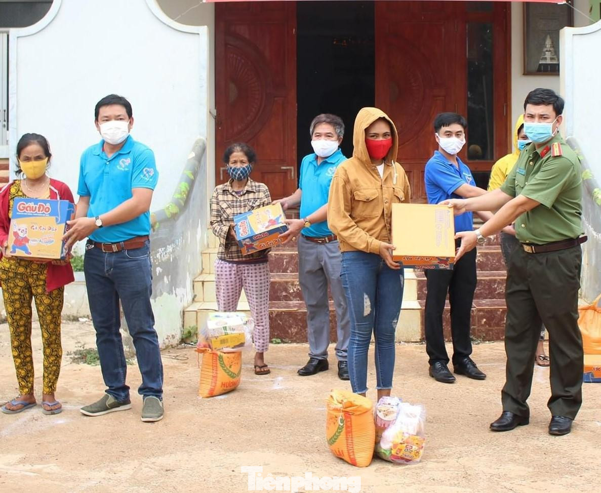 Tặng quà cho người đồng bào có hoàn cảnh khó khăn