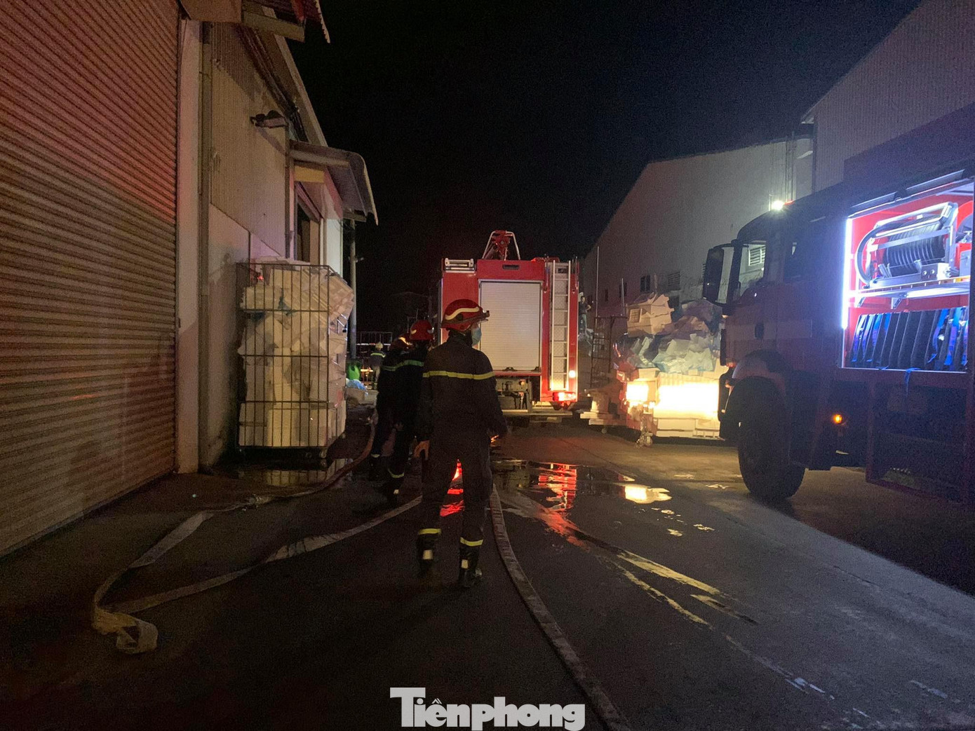 Có khoảng 8 xe chữa cháy có mặt tại hiện trường Có khoảng 8 xe chữa cháy có mặt tại hiện trường