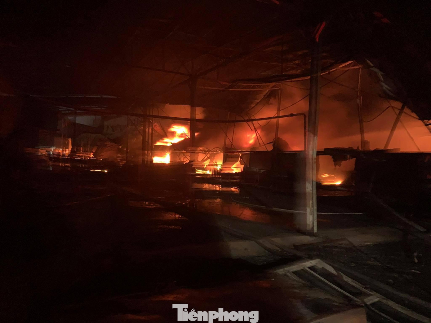 Ngọn lửa đang cháy rực bên trong công ty Ngọn lửa đang cháy rực bên trong công ty