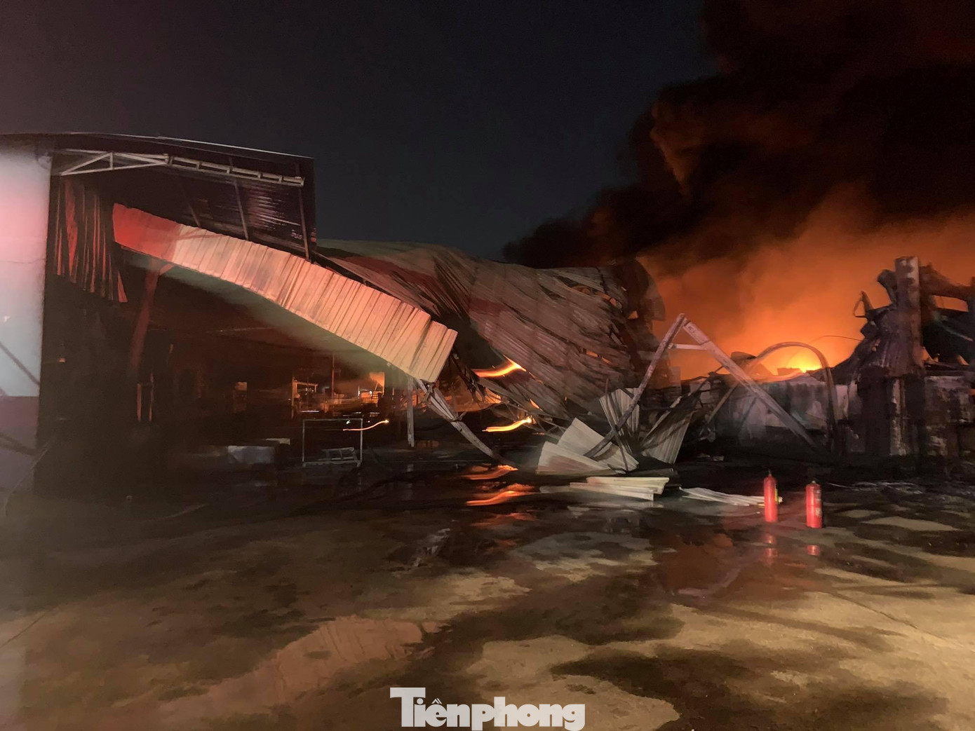 Nhà xưởng đổ sập Nhà xưởng đổ sập