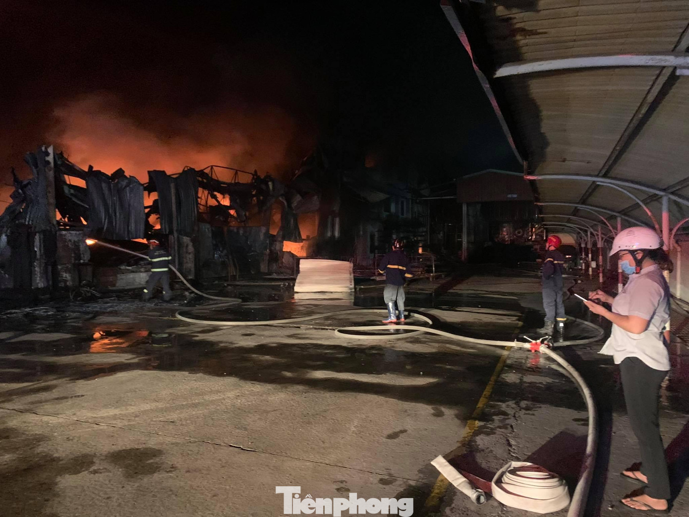 Lực lượng chức năng vẫn đang nỗ lực khống chế ngọn lửa Lực lượng chức năng vẫn đang nỗ lực khống chế ngọn lửa