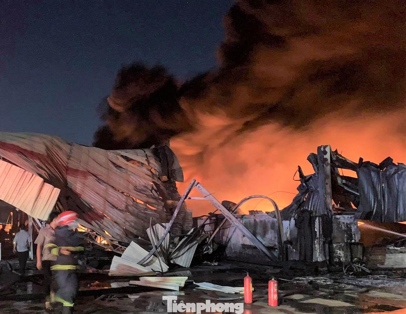 Lửa bao trùm công ty ở Bình Dương trong đêm Lửa bao trùm công ty ở Bình Dương trong đêm