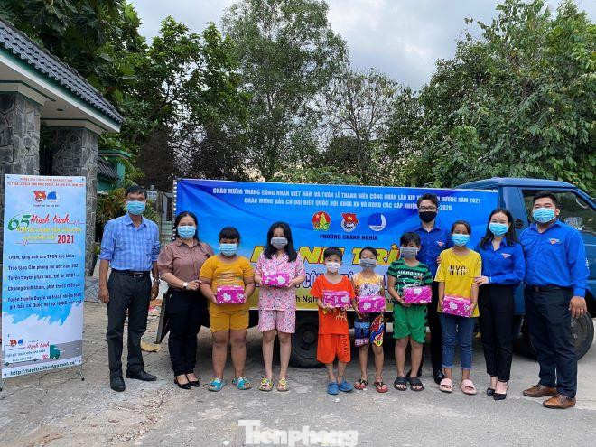 Tặng quà cho thiếu nhi trên địa bàn