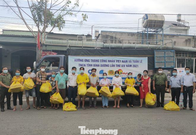 Tặng quà cho thanh niên công nhân trên địa bàn TP Thủ Dầu Một