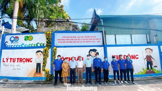 Trang trí họa tiết hình ảnh các Anh hùng bên tường trường học