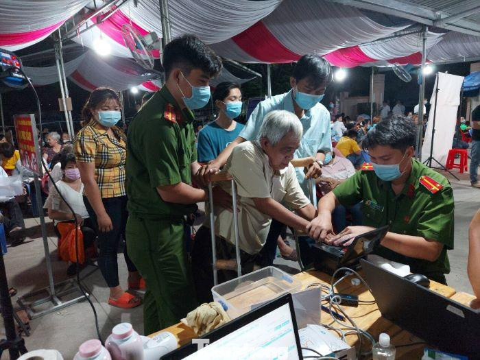 Công an Bình Dương triển khai cấp CCCD cho người tạm trú