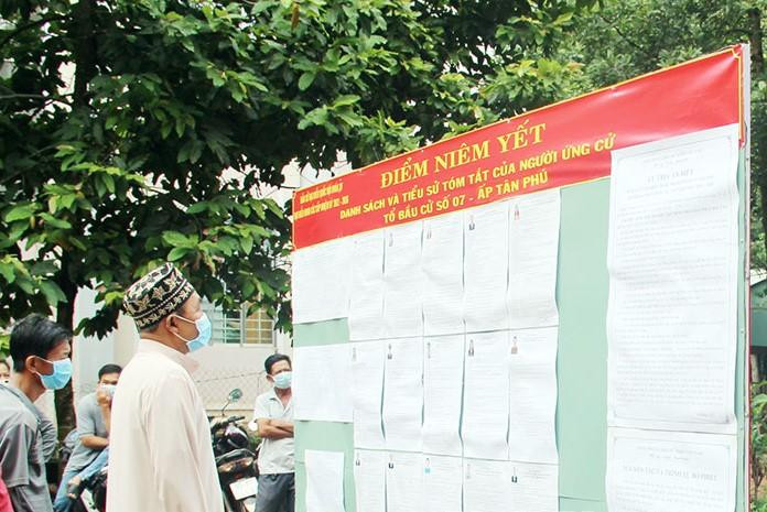 Trước khi vào bầu cử, cử tri tìm hiểu thông tin về các ứng cử viên