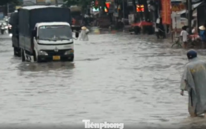 Mưa lớn đường biến thành sông