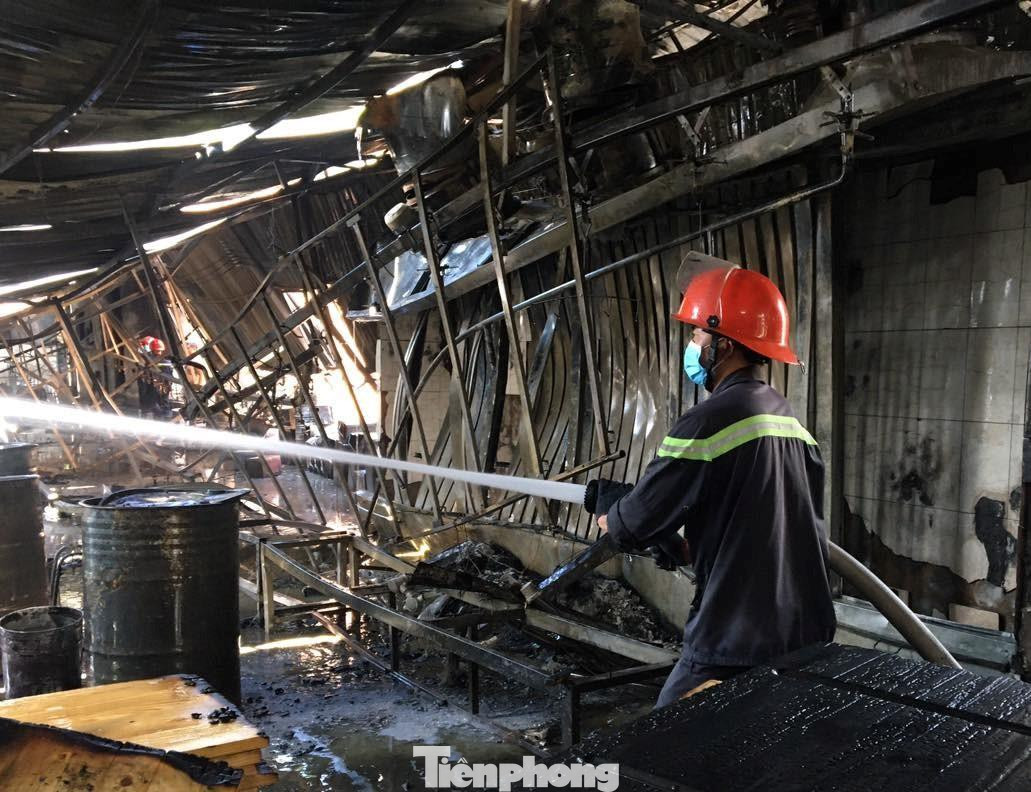 Tài sản bên trong công ty bị thiêu rụi