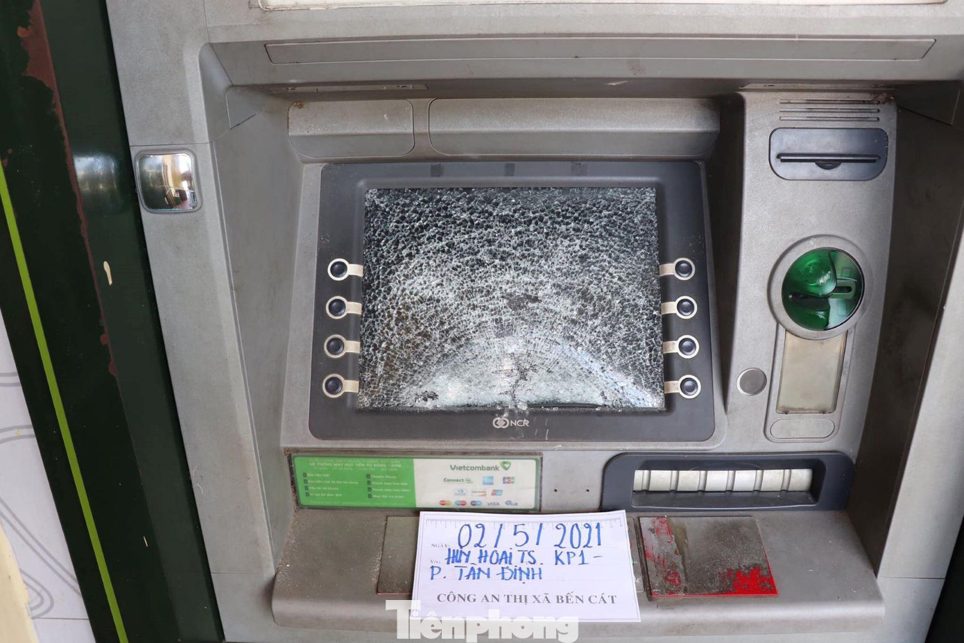 Trụ ATM của ngân hàng Vietcombank bị đập phá Trụ ATM của ngân hàng Vietcombank bị đập phá