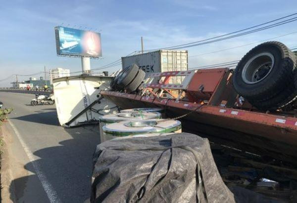 Các cuộn tôn lao xuống đường Các cuộn tôn lao xuống đường