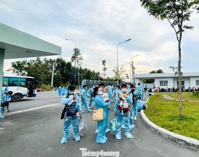 Công dân Việt Nam về từ Hàn Quốc được cách ly tại huyện Bàu Bàng theo điều tiết từ Quân khu 7