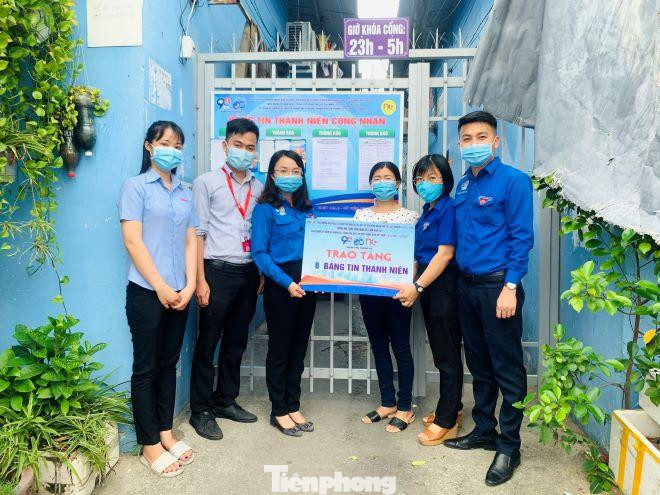 Trao bảng tin thanh niên tại các khu nhà trọ