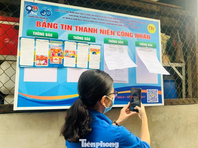 Treo bảng tin có mã quét việc làm