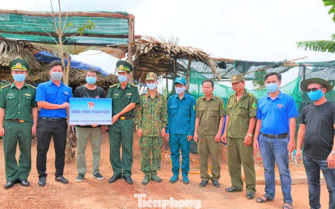 Khánh thành công trình thanh niên “Giếng nước biên giới” - nguồn động viên lớn lao đối với các chiến sĩ mang quân hàm xanh trong cuộc chiến chống COVID-19 (Ảnh: Ngọc Quế) Khánh thành công trình thanh niên “Giếng nước biên giới” - nguồn động viên lớn lao đối với các chiến sĩ mang quân hàm xanh trong cuộc chiến chống COVID-19 (Ảnh: Ngọc Quế)