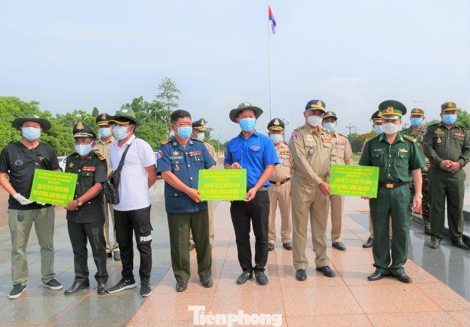 Đại diện Tỉnh đoàn - Hội LHTN Việt Nam tỉnh Bình Phước, BCH Bộ đội Biên phòng tỉnh cùng các nhà tài trợ trao bảng tượng trưng các nguồn lực hỗ trợ cho các lực lượng vũ trang tỉnh Karatie, Vương quốc Campuchia (Ảnh: Ngọc Quế) Đại diện Tỉnh đoàn - Hội LHTN Việt Nam tỉnh Bình Phước, BCH Bộ đội Biên phòng tỉnh cùng các nhà tài trợ trao bảng tượng trưng các nguồn lực hỗ trợ cho các lực lượng vũ trang tỉnh Karatie, Vương quốc Campuchia (Ảnh: Ngọc Quế)