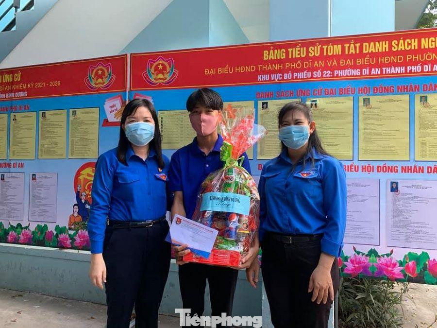 Lãnh đạo Tỉnh đoàn Bình Dương thăm, tặng quà động viên tinh thần Phú Lãnh đạo Tỉnh đoàn Bình Dương thăm, tặng quà động viên tinh thần Phú