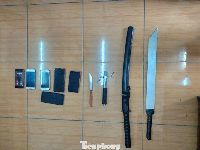 Tang vật nhóm cướp tấn công công an