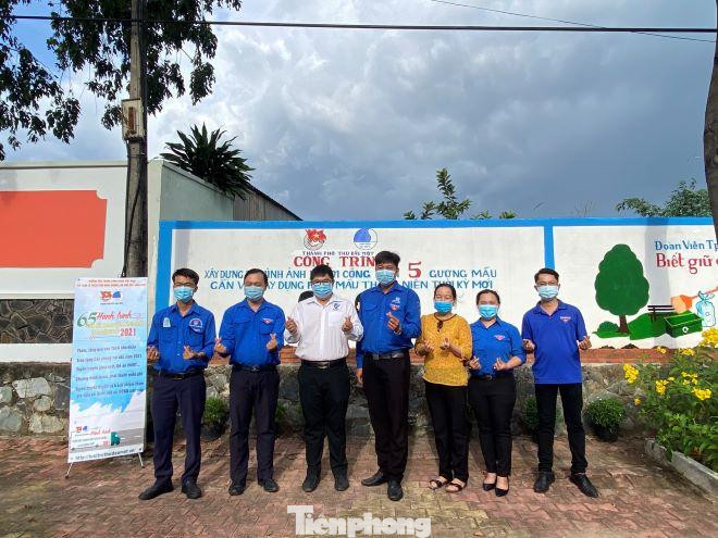 Lãnh đạo Tỉnh đoàn Bình Dương, Thành đoàn Thủ Dầu Một và phường Hiệp Thành chụp hình lưu niệm tại công trình