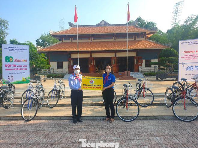 Trao quỹ học bỗng cho học sinh huyện biên giới Lộc Ninh