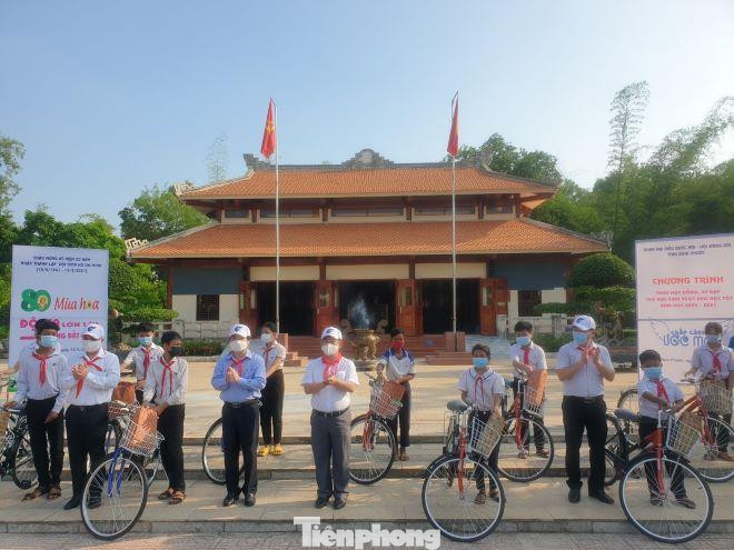 Tặng xe đạp cho học sinh có hoàn cảnh khó khăn