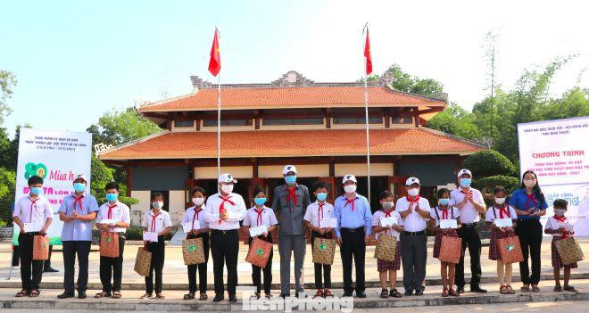 Trao học bổng cho học sinh có hoàn cảnh khó khăn