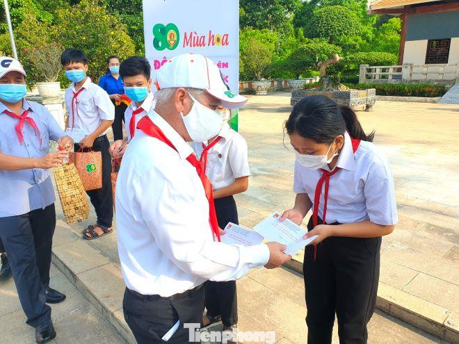 Bí thư Tỉnh ủy, Trưởng đoàn ĐBQH tỉnh Bình Phước Nguyễn Văn Lợi trao quà cho học sinh