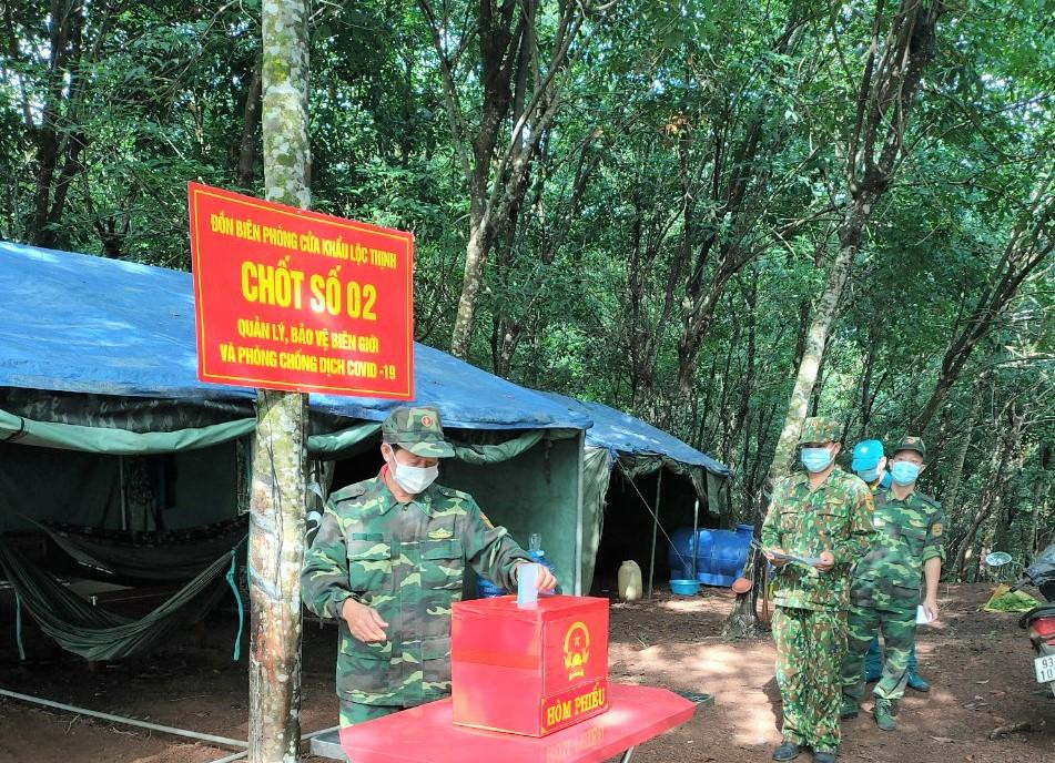 Chiến sĩ tham gia bỏ phiếu tại điểm chốt phòng, dịch