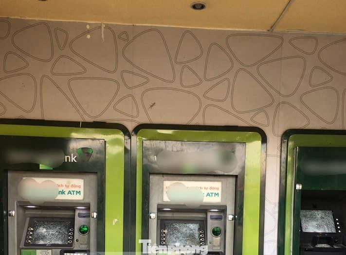 Cây ATM của ngân hàng Vietcombank bị đập phá Cây ATM của ngân hàng Vietcombank bị đập phá