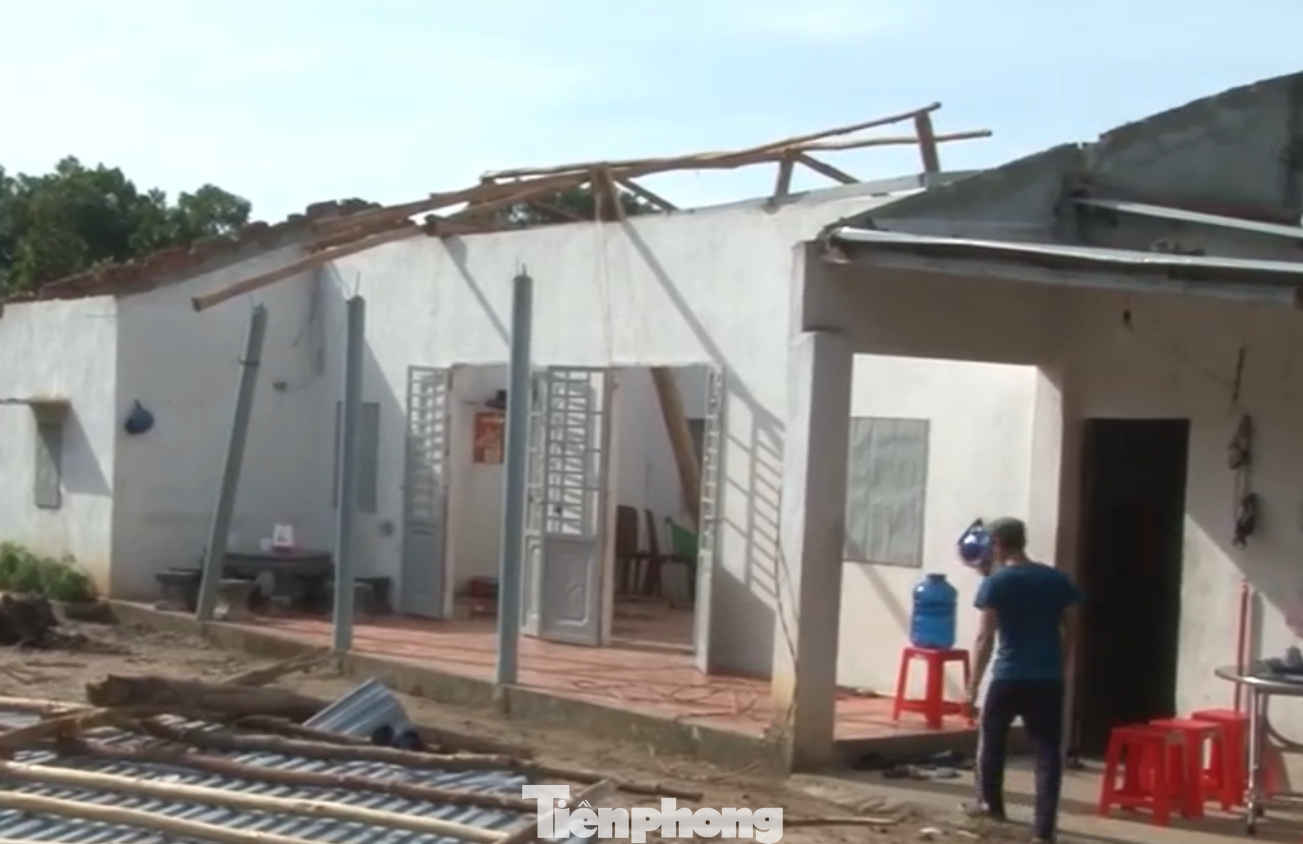 Nhà bay mái do gió lốc mạnh