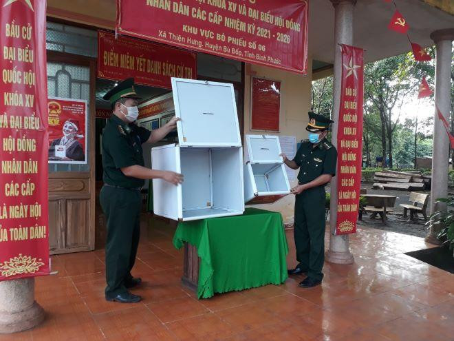 Kiểm tra thùng phiếu trước khi thực hiện bỏ phiếu