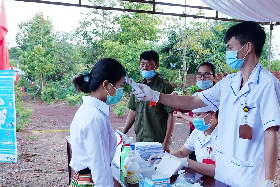 Cử tri đồng bào dân tộc thiểu số đến điểm bầu cử từ sáng sớm