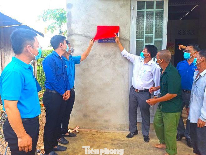 Bàn giao căn Nhà Thanh niên cho người dân có hoàn cảnh khó khăn