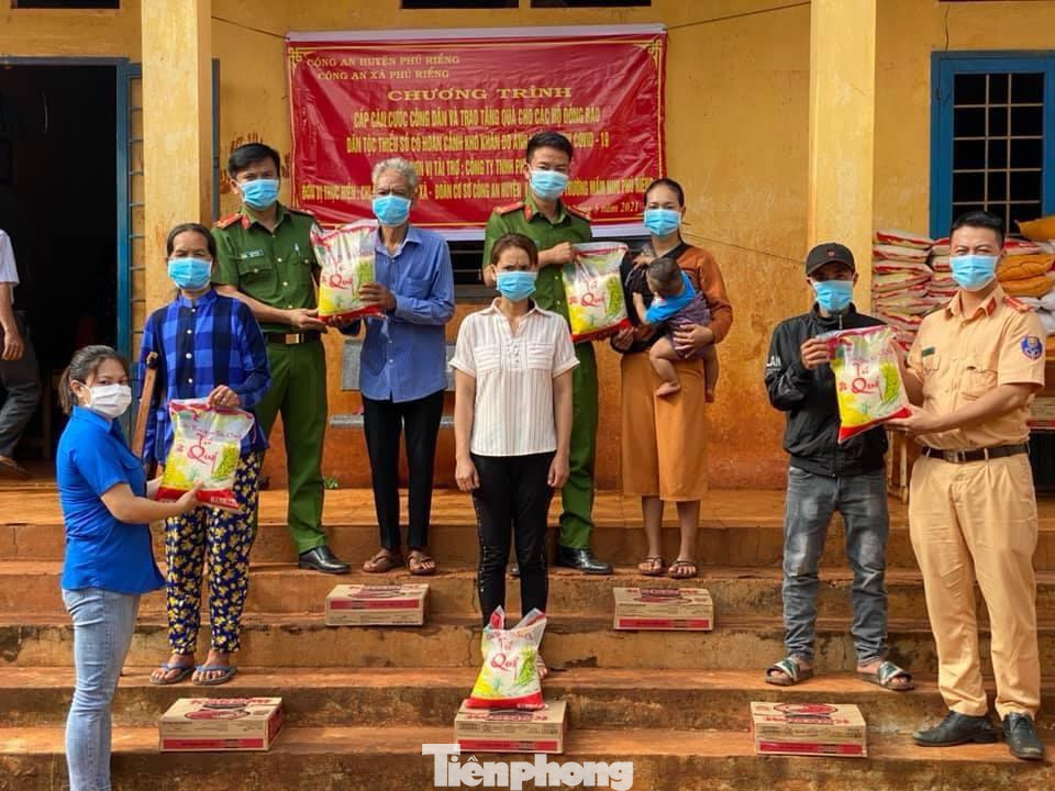 Công dân được cấp CCCD và tặng quà tại nhà