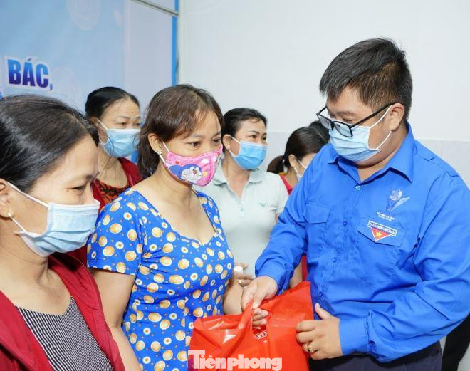 Anh Thái Kiến Thuận, Phó Chủ tịch Thường trực Hội LHTN Việt Nam tỉnh Bình Dương tặng quà cho công nhân Anh Thái Kiến Thuận, Phó Chủ tịch Thường trực Hội LHTN Việt Nam tỉnh Bình Dương tặng quà cho công nhân