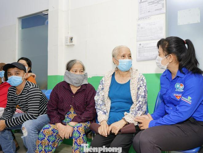 Chị Trần Thị Diễm Trinh, Phó Bí thư Tỉnh đoàn Bình Dương thăm hỏi người dân tại chương trình khám bệnh miễn phí Chị Trần Thị Diễm Trinh, Phó Bí thư Tỉnh đoàn Bình Dương thăm hỏi người dân tại chương trình khám bệnh miễn phí