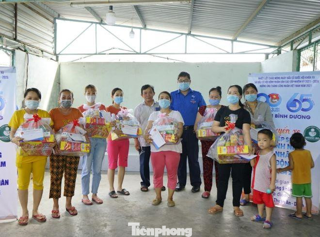 Thanh niên công nhân ở Bình Dương được tặng quà nhân Tuần lễ Thanh niên công nhân Thanh niên công nhân ở Bình Dương được tặng quà nhân Tuần lễ Thanh niên công nhân